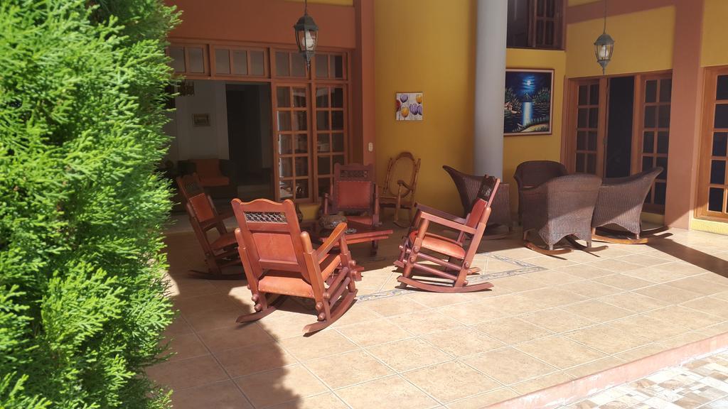 Hotel Los Pinos マナグア エクステリア 写真