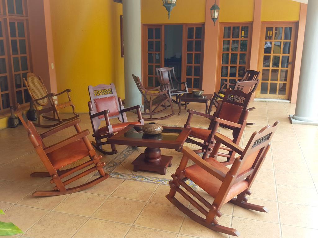 Hotel Los Pinos マナグア エクステリア 写真