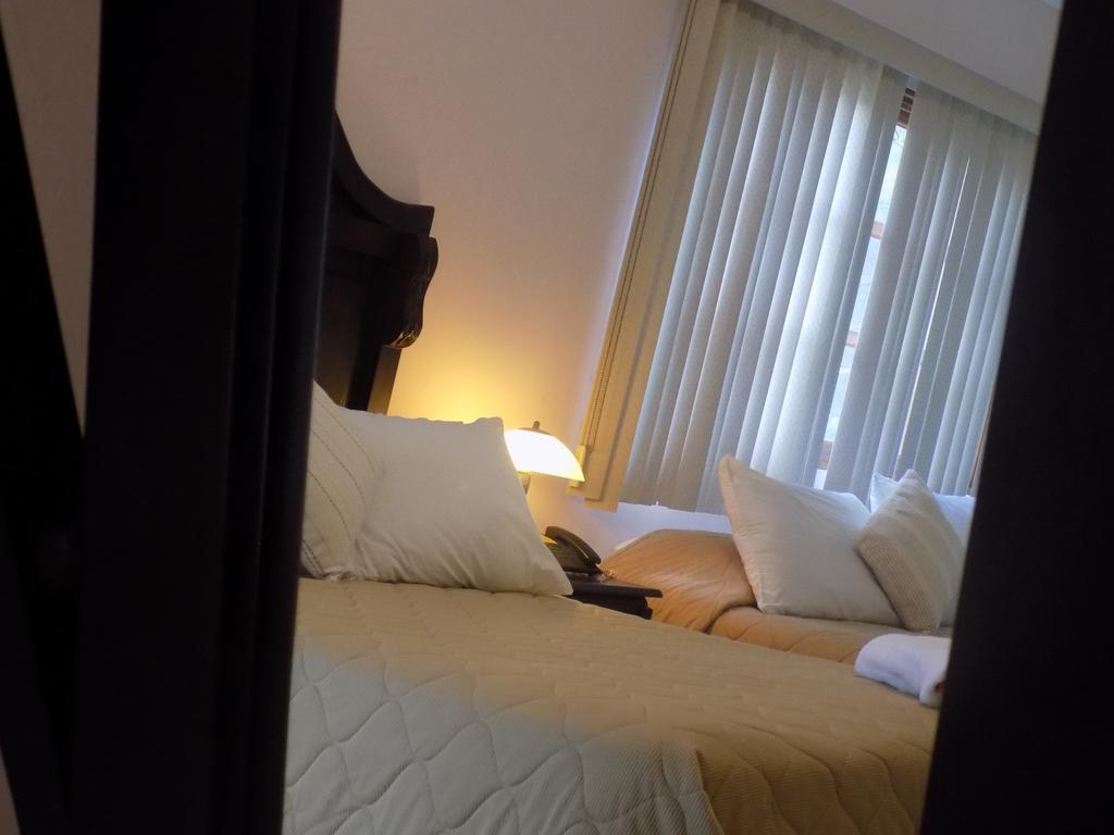 Hotel Los Pinos マナグア エクステリア 写真