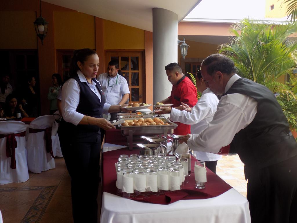 Hotel Los Pinos マナグア エクステリア 写真